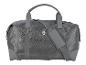 Un sac de voyage gris avec une bandoulière et le logo Tumi.