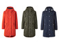 Trois imperméables : un rouge, un vert à imprimé zèbre et un bleu marine.