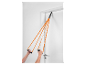 Une personne utilise des bandes de résistance Grivit sur une porte.