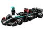 Voiture de course LEGO Mercedes-AMG Petronas Formule 1™ et pilote.