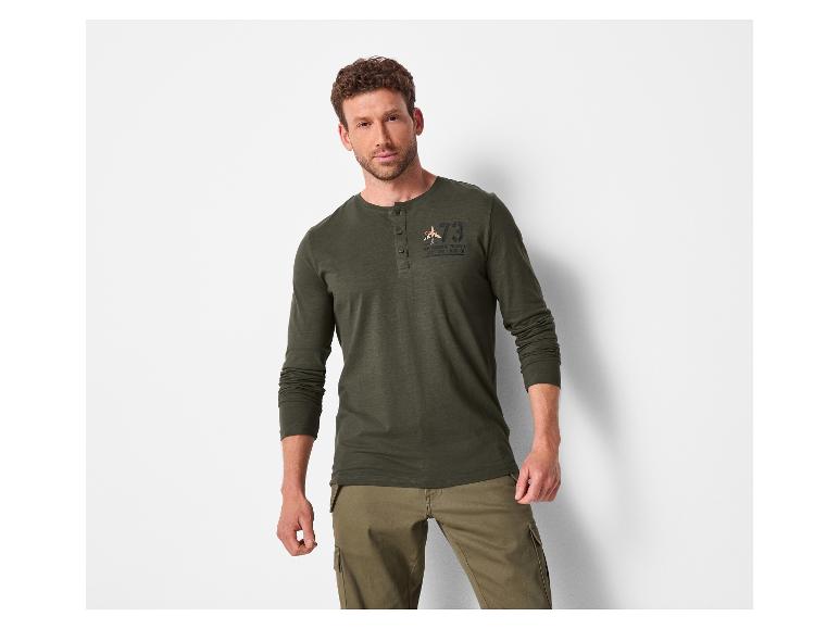 Homme en t-shirt vert foncé à manches longues et pantalon kaki