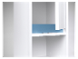 Une armoire blanche avec une étagère bleu clair.