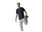 Homme en t-shirt de sport bleu marine et pantalon de survêtement gris s'étirant