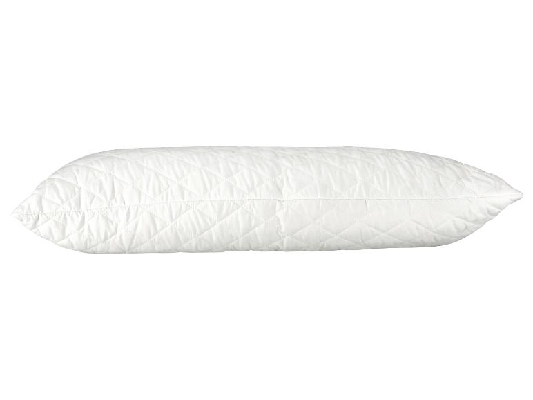 Un oreiller blanc matelassé.