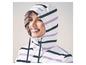 Une femme portant un imperméable rayé.