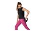 Femme en débardeur noir et legging rose s'entraînant avec un kettlebell.