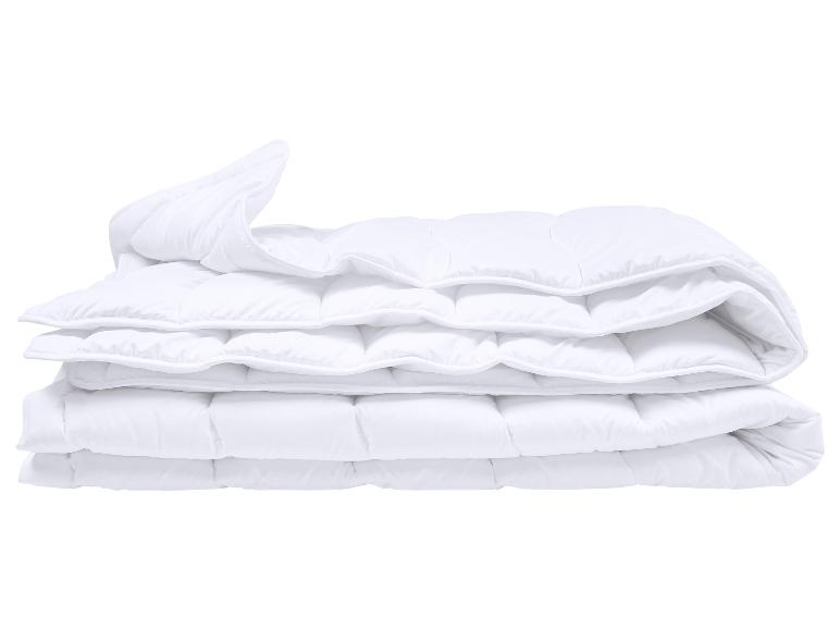 Couette blanche pliée avec motif matelassé