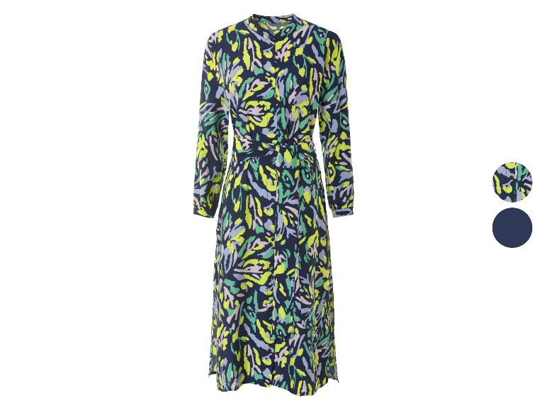 Une longue robe bleue avec un motif vert et jaune.