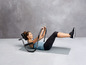 Une femme utilise un ab-roller pour faire des exercices abdominaux.