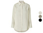 Une chemise crème à manches longues.