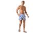 Maillot de bain et tongs : un homme se promène en short rayé bleu et blanc.