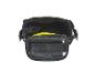 Un sac noir ouvert avec un objet jaune à l'intérieur.