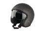 Un casque de moto noir avec visière.