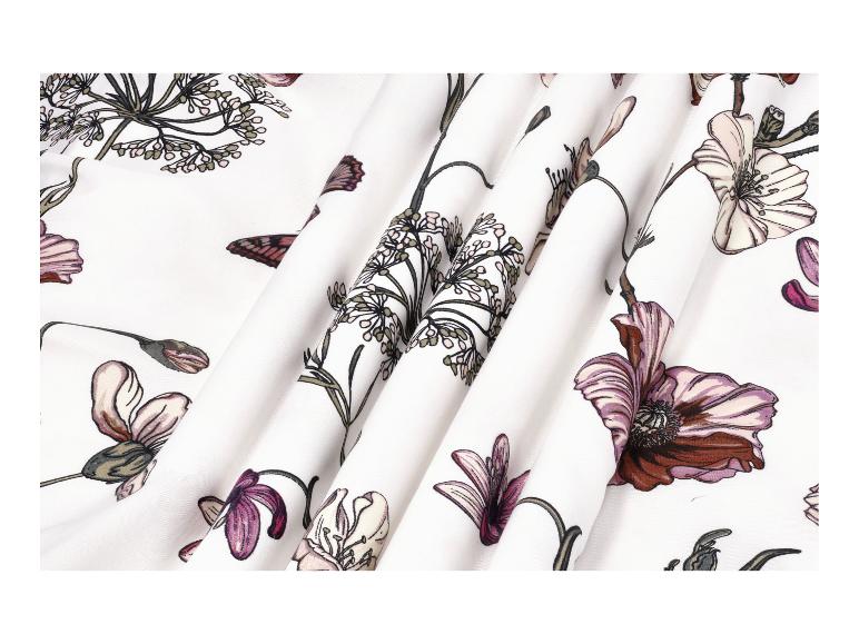 Tissu blanc avec un motif de fleurs violettes et marron et de papillons.