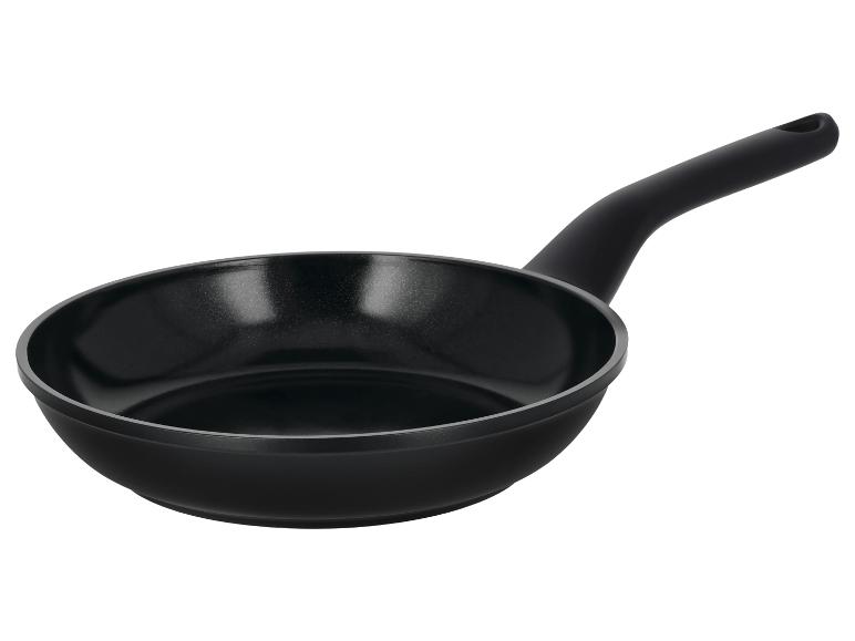 Poêle à frire noire avec revêtement antiadhésif et manche ergonomique.