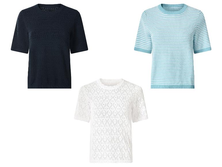 Trois t-shirts en maille pour femme : bleu marine, rayé bleu clair et blanc à motifs.