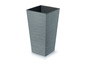 Un pot de fleurs rectangulaire gris avec un motif rayé.
