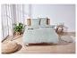 Une housse de couette gris clair sur un lit en bois.