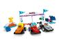 Ensemble de piste de course Lego Duplo Formule 1 avec trois voitures de course, une ligne d'arrivée et un trophée.