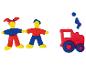 Figurines pâte à modeler : personnages et tracteur rouge.