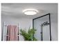 Élégant plafonnier LED dans une salle de bain moderne.
