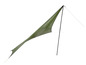 Une tente verte avec un poteau, idéale pour le camping.