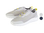Des baskets grises avec des accents jaunes.