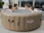 Une famille profite d'un jacuzzi gonflable Lay-Z-Spa Palm Springs.