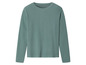 Un t-shirt à manches longues vert avec une texture gaufré.