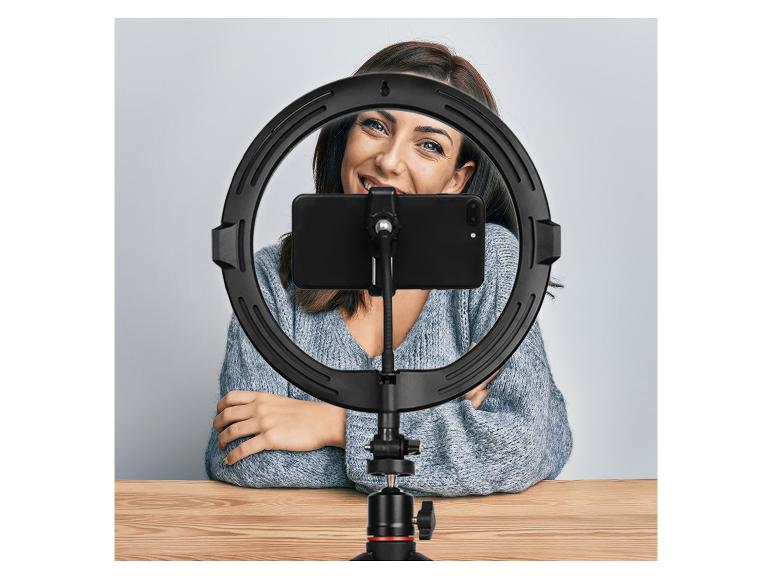 Ring light, smartphone et trépied pour vloggeuse.