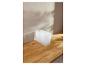Conteneurs de rangement transparents empilés sur une surface en bois.