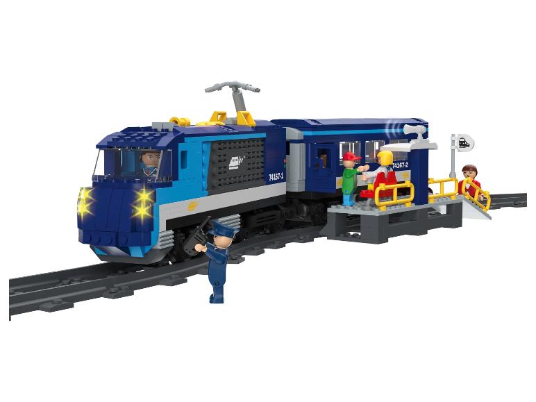 Un train LEGO bleu avec une locomotive, un wagon de voyageurs et une gare.