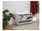 Une armoire à chaussures blanche avec le rabat ouvert, remplie de baskets et de bottes.