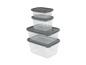 Un ensemble de quatre contenants en plastique transparents avec des couvercles gris.