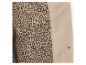 Veste beige à imprimé léopard.