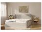 Un lit rembourré gris avec un matelas blanc dans une chambre à coucher moderne.