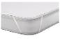 Protège-matelas blanc avec sangles élastiques aux coins.