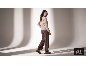 Femme portant un pull élégant, un pantalon marron et des bottines.