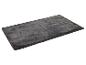 Tapis gris foncé, texture fourrure.