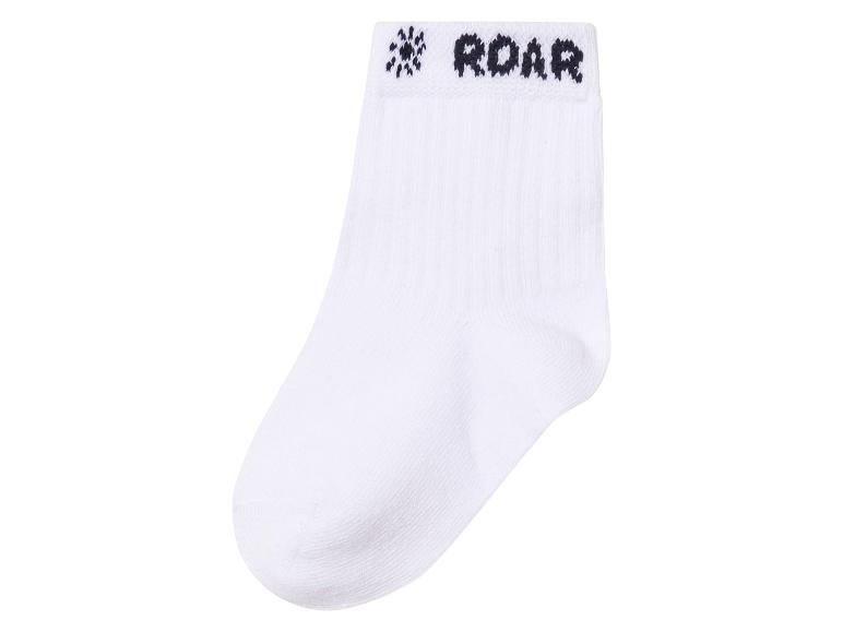 Des chaussettes blanches avec le mot 'ROAR'