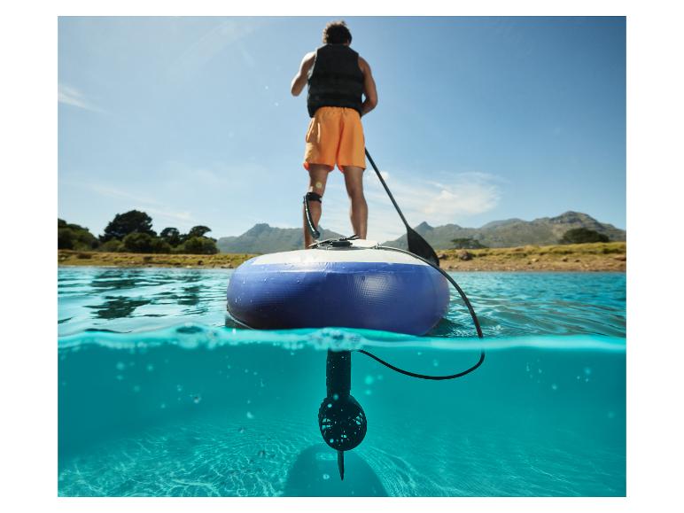Homme sur planche de SUP motorisée, vue au-dessus et en dessous de l'eau.