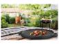 Brochettes de viande et légumes sur une plancha ronde GSW Black Iron BBQ 30cm, dans un jardin.