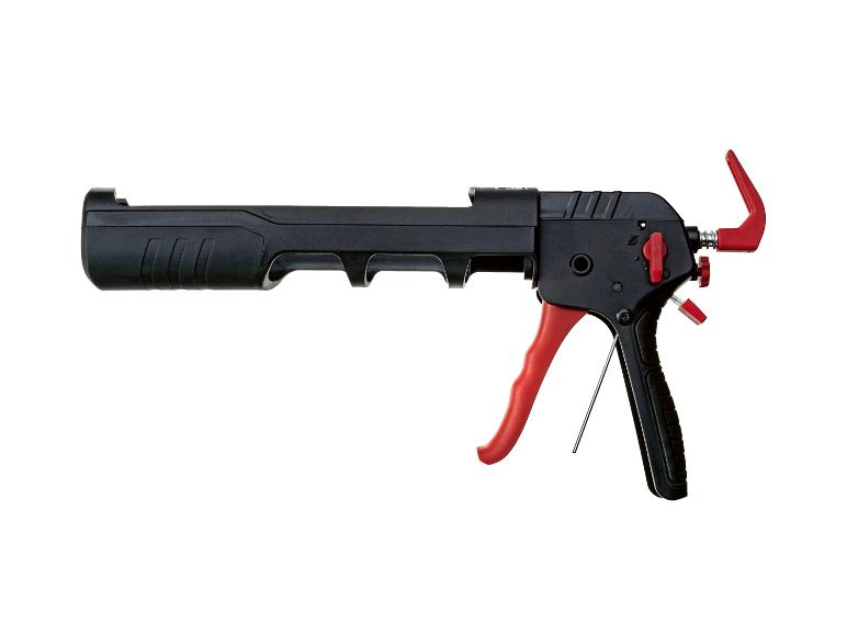 Pistolet à calfeutrer noir et rouge, isolé sur fond blanc