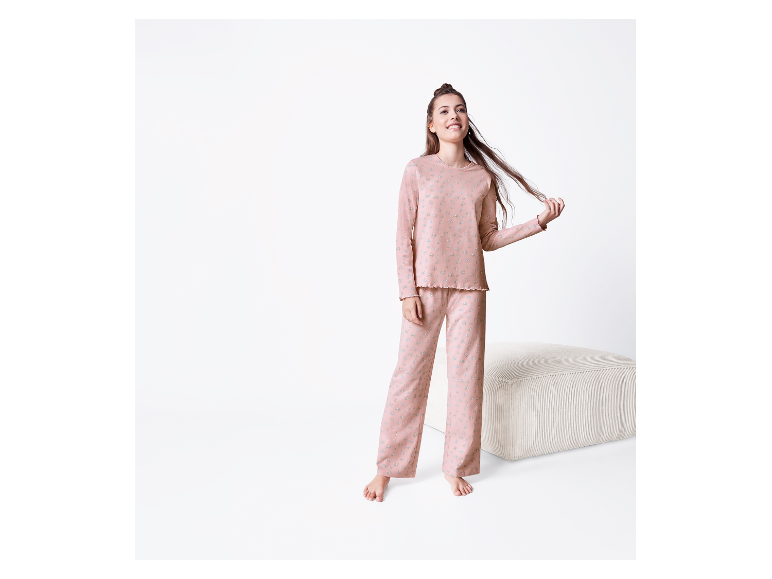 Pyjama femme rose clair à imprimé floral.