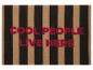 Paillasson à rayures noires et beiges, avec le texte rouge « COOL PEOPLE LIVE HERE ».