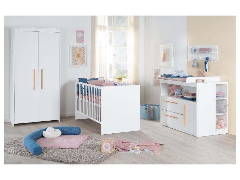 Chambre de bébé blanche avec lit à barreaux, armoire et table à langer, avec des accents en bois.