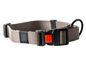 Un collier pour chien gris avec une boucle noire et un anneau, de la marque Karlie.