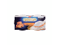 Yaourt grec au caramel en pack de quatre, avec une cuillère de yaourt.