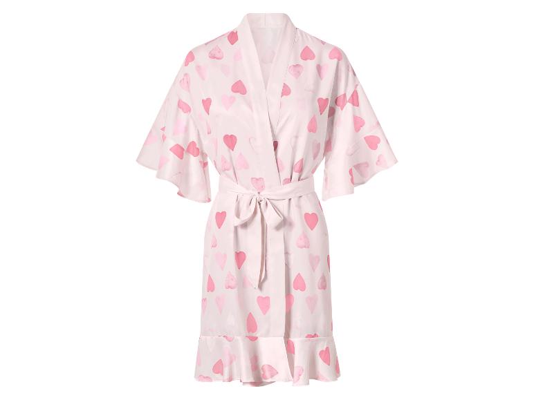 Robe de chambre en satin rose clair avec motif cœurs roses