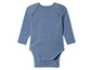 Un body bébé bleu à manches longues.